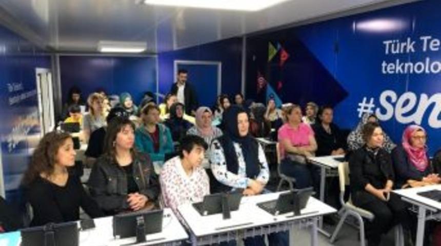 T&uuml;rk Telekom &rsquo;gezici Eğitim Tırı&rsquo; İzmir&rsquo;e Geldi