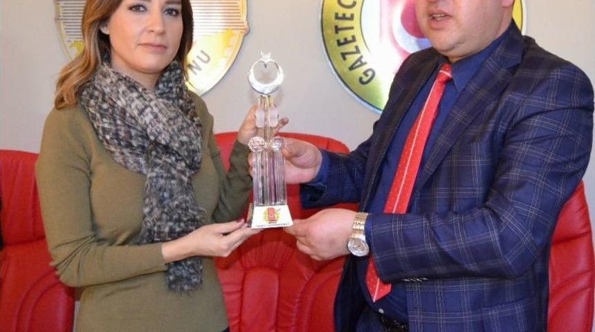 Nazlı &Ccedil;elik&rsquo;e "en İyi Kadın Spiker" &Ouml;d&uuml;l&uuml;