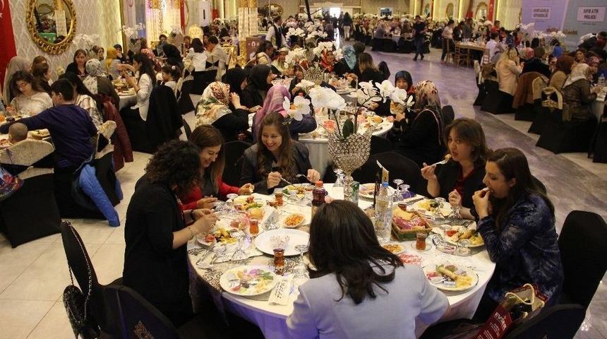 G&uuml;l Ailesi Sivas&rsquo;ta Kadınlarla Bir Araya Geldi.