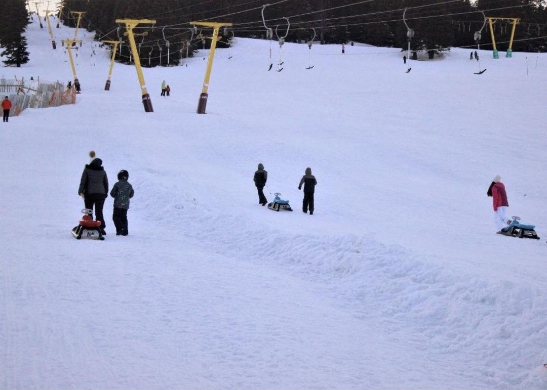 Uludağ&rsquo;da Kayabilmek İ&ccedil;in Akşam Olmasını Bekliyorlar