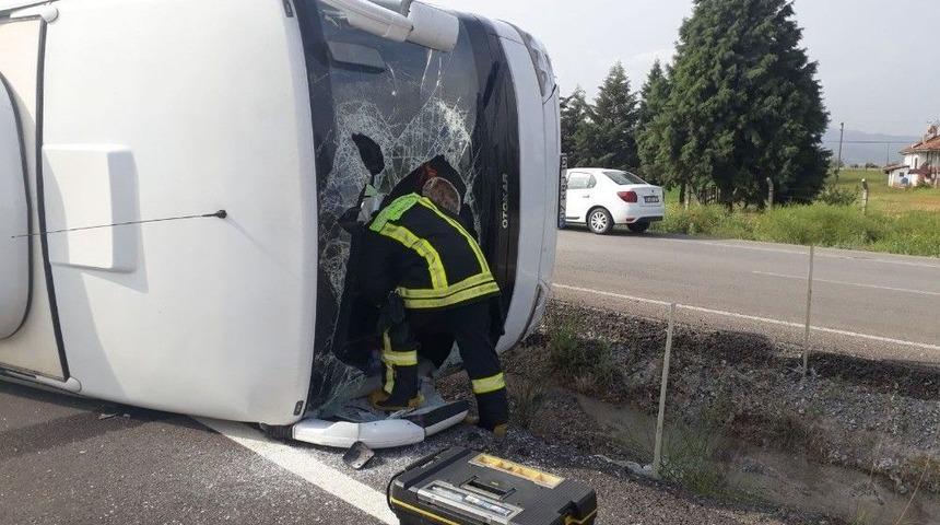 Turistleri Taşıyan Otob&uuml;s Devrildi: 17 Yaralı
