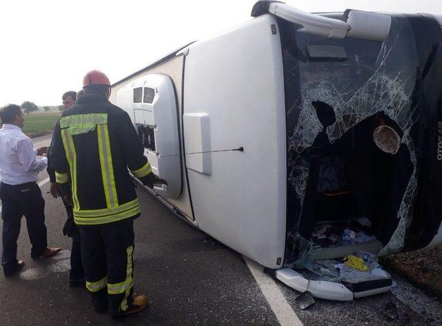 Turistleri Taşıyan Otobüs Devrildi: 17 Yaralı