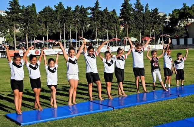 Çeşme’de Yaz Spor Okuluna Görkemli Açılış