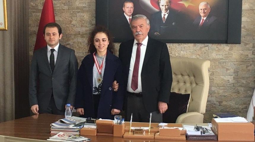 Madalyasını Başkan Küçük’e Hediye Etti