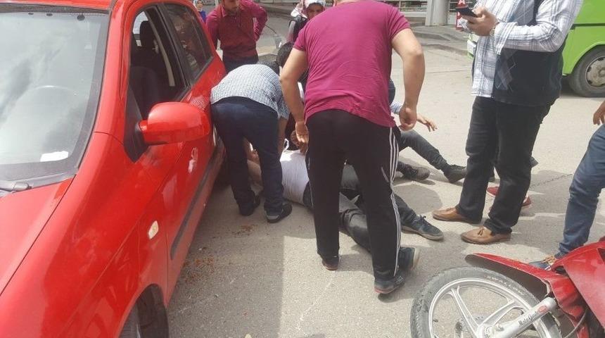 Motosiklet U D&ouml;n&uuml;ş&uuml; Yapan Otomobile &Ccedil;arptı: 2 Yaraılı