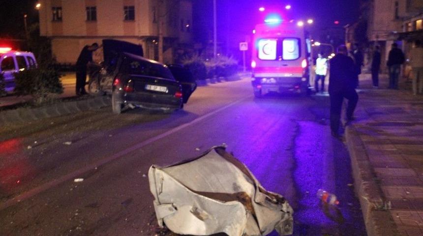 Kontrolden &Ccedil;ıkan Otomobil Orta Ref&uuml;je &Ccedil;ıktı: 2 Yaralı