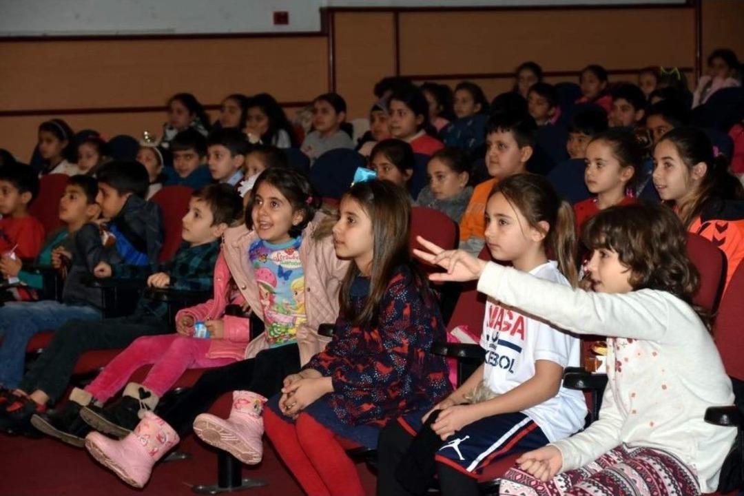 Aliağalı Minikler &lsquo;&uuml;&ccedil; İyi Arkadaş&rsquo; İle Eğlendi