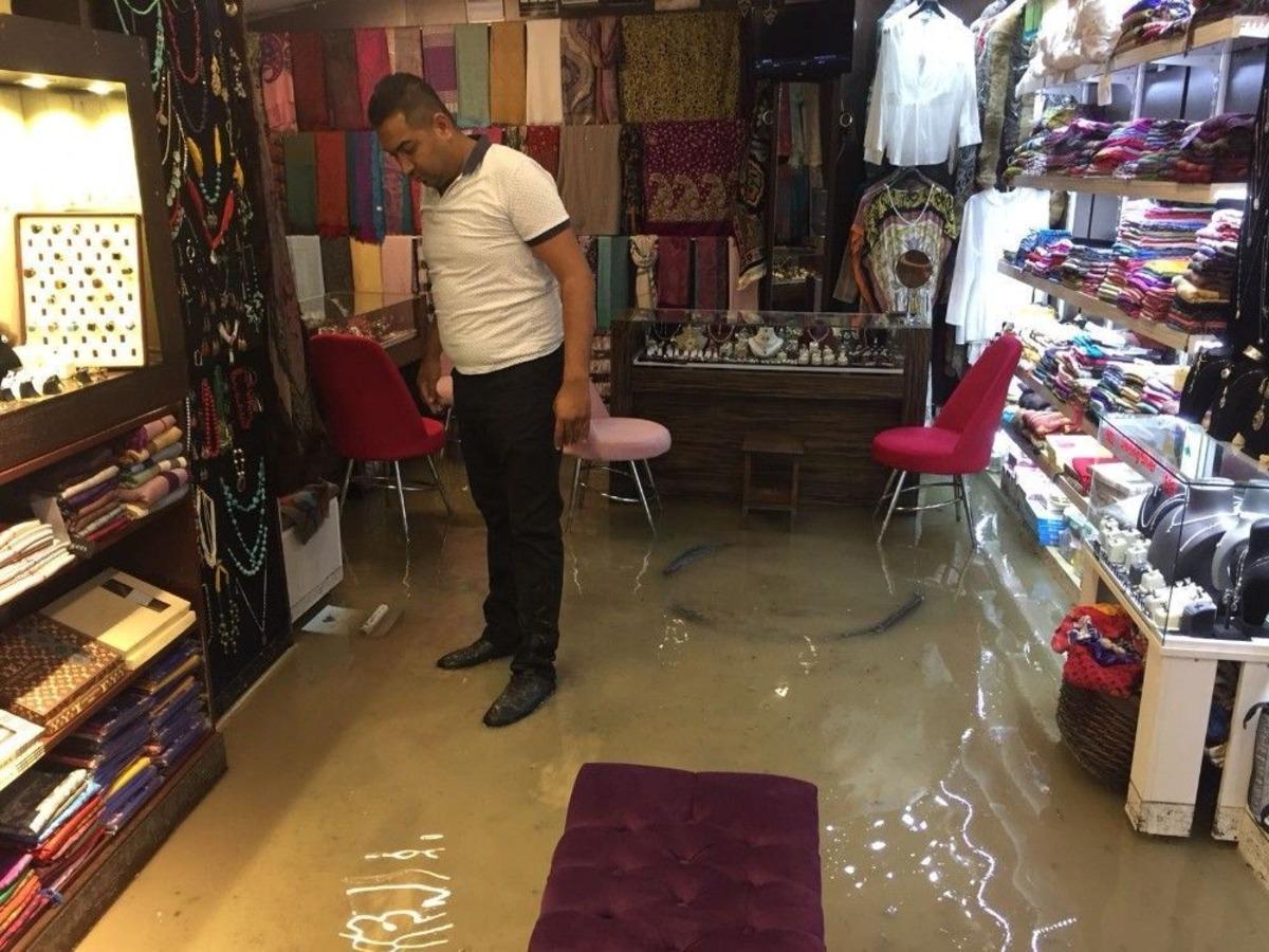 Kuşadası&rsquo;nda Sağanak Yağmur Esnafı Vurdu