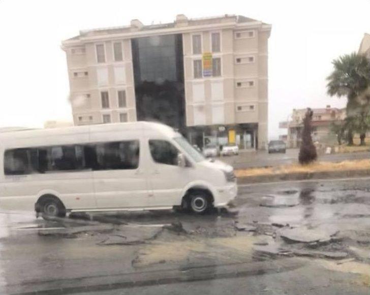 Kuşadası’nda Sağanak Yağmur Esnafı Vurdu G1