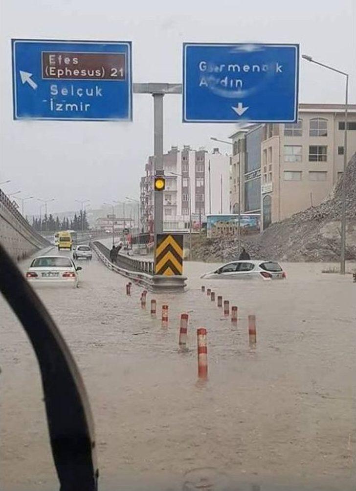 Kuşadası’nda Sağanak Yağmur Esnafı Vurdu G2
