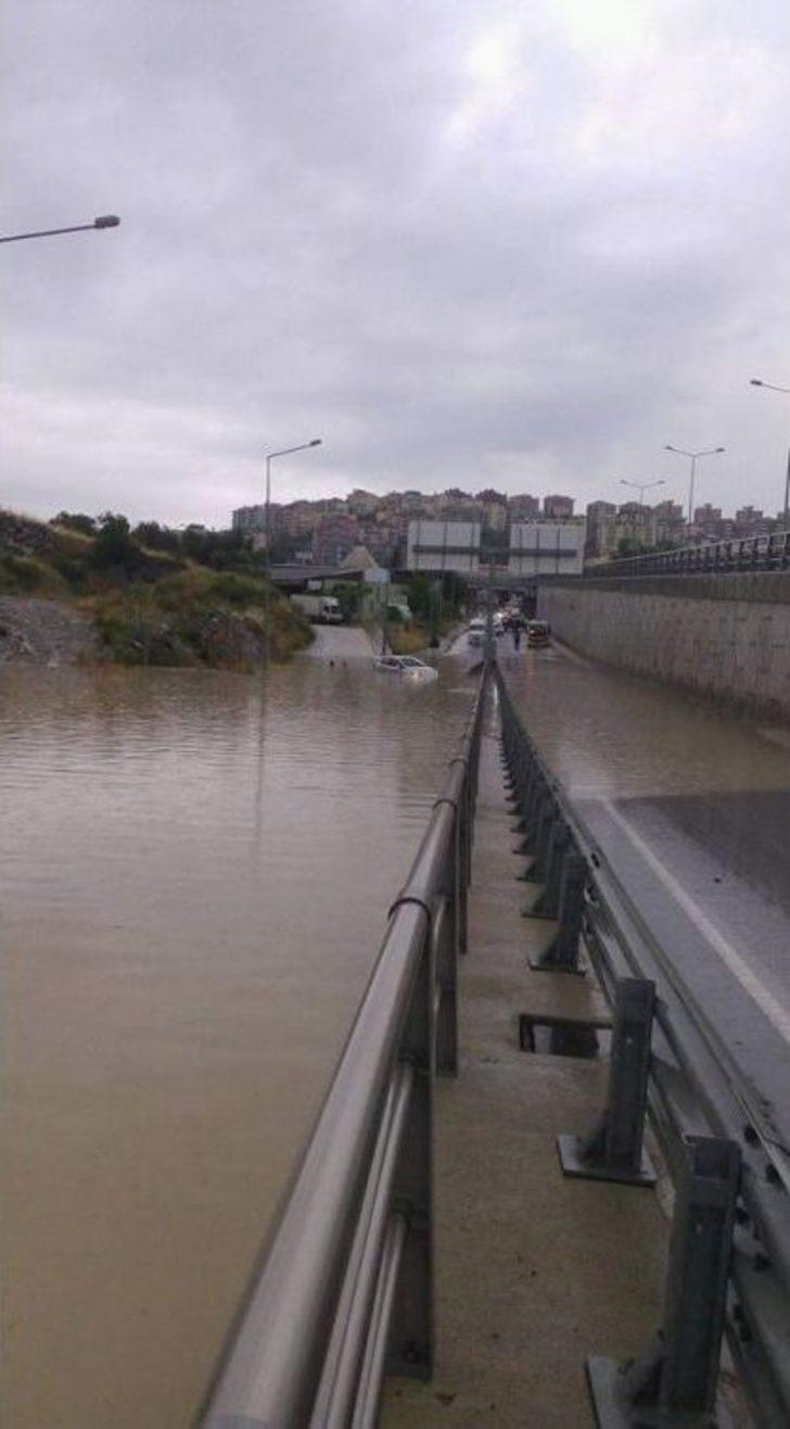 Kuşadası’nda Sağanak Yağmur Esnafı Vurdu G3