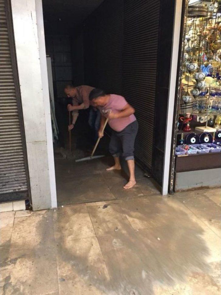 Kuşadası’nda Sağanak Yağmur Esnafı Vurdu G4