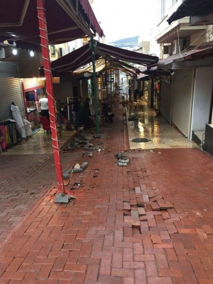 Kuşadası’nda Sağanak Yağmur Esnafı Vurdu G5