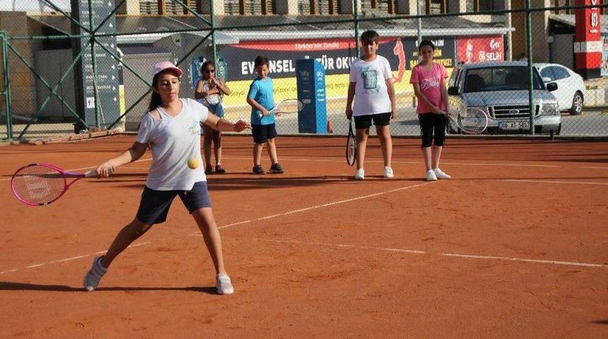 Mersin&rsquo;de Şehit &Ccedil;ocuklarına &Uuml;cretsiz Tenis Kursu