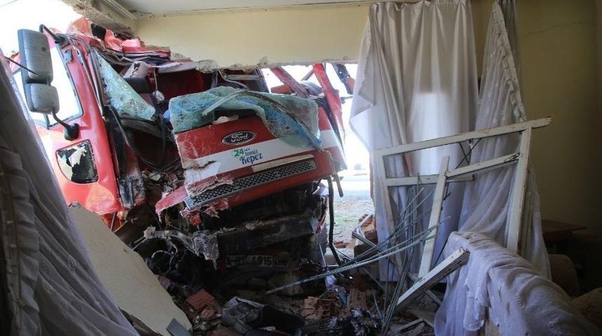 &Ccedil;&ouml;p Kamyonu Eve Girdi: 3 Yaralı