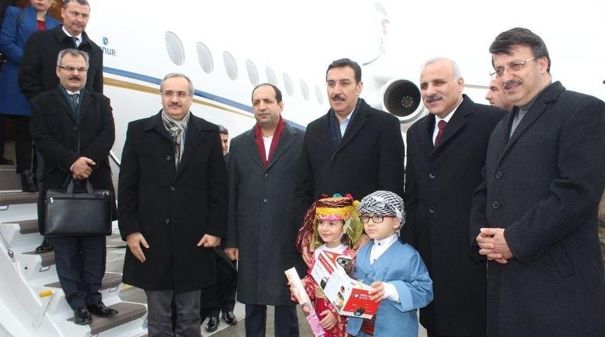 Bakan T&uuml;fenkci Van&rsquo;da