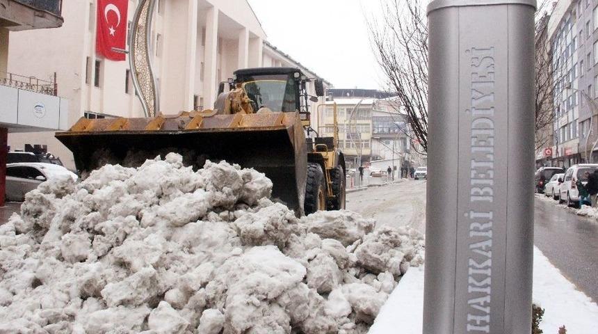 Hakkari Belediyesinden Kar Temizleme &Ccedil;alışması