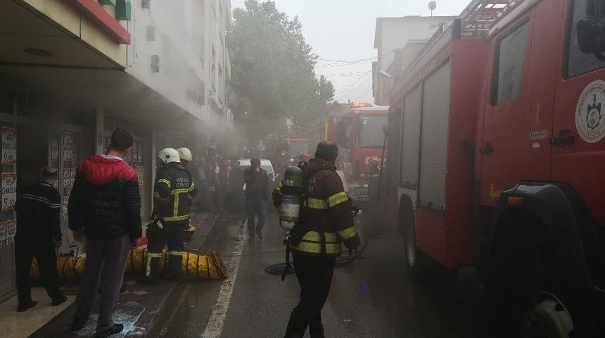 Gebze&rsquo;de Markette &Ccedil;ıkan Yangın Korkuttu