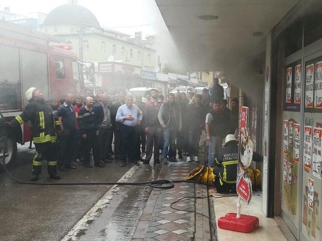 Gebze’de Markette Çıkan Yangın Korkuttu