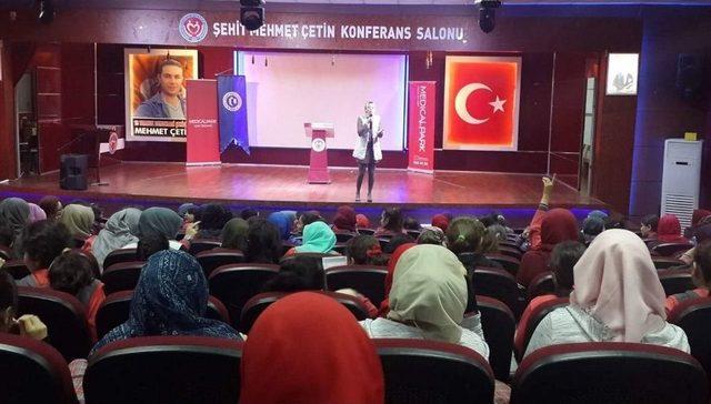 Uşak Üniversitesi Öğrencileri ‘bilinçli Nesil Güzel Gelecek’ Adlı Bir Takım Etkinlik Düzenledi