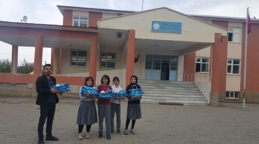 &Ouml;ğrencilerden, &Ouml;ğrencilere Kırtasiye Desteği