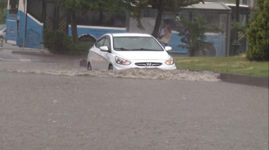 Başkent&rsquo;te Sağanak Yağış Hayatı Olumsuz Etkiledi