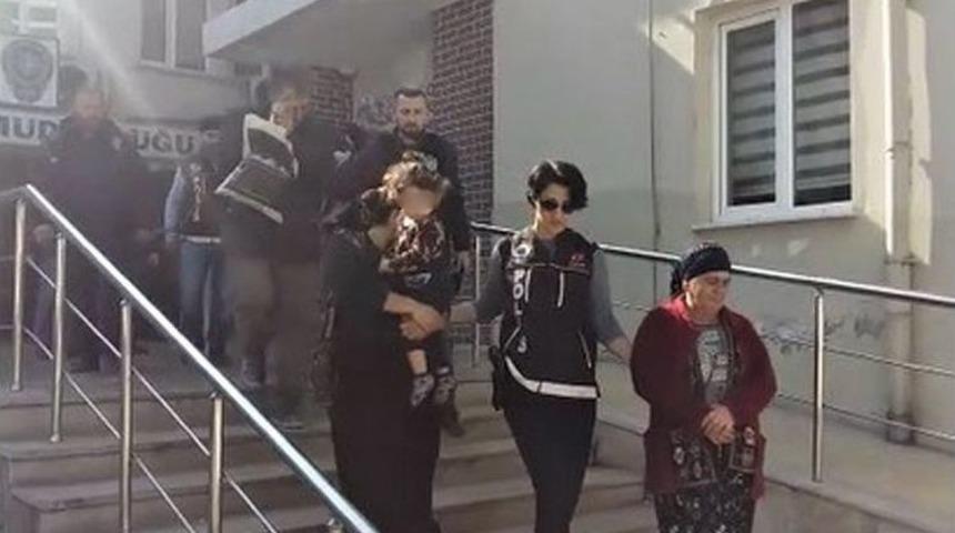 Uyuşturucu Taciri, Kucağındaki Bebeğiyle Adliyeye Sevk Edildi