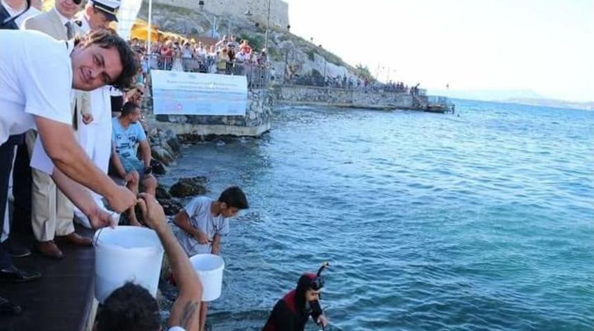 Kuşadası&rsquo;nda 6 Bin Balık Denize Bırakıldı