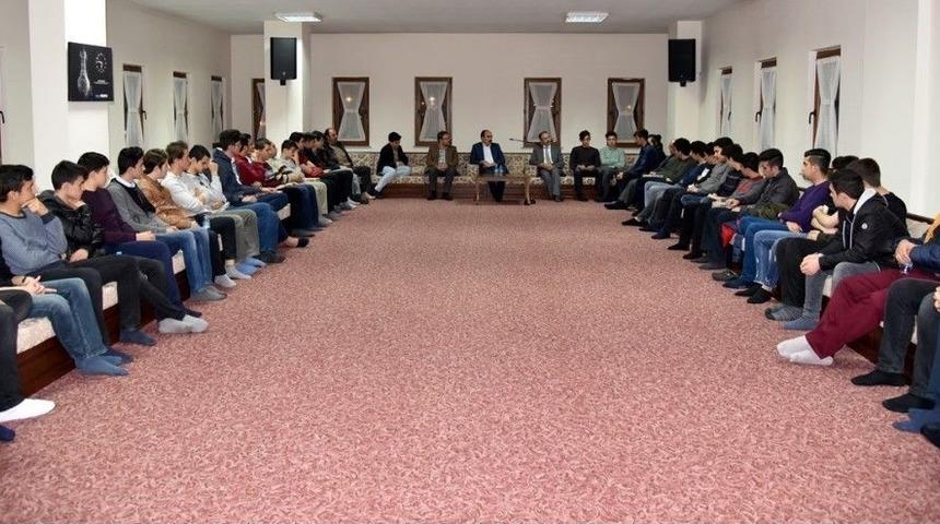 Başkan Altay, Gen&ccedil;lerle Buluştu