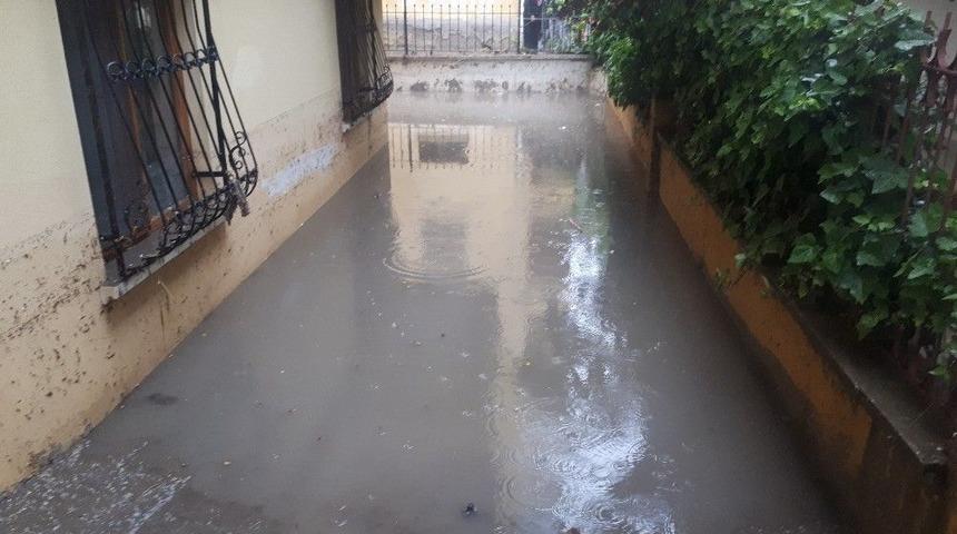 Ankara&rsquo;da Sağanak Yağmur Hayatı Fel&ccedil; Etti