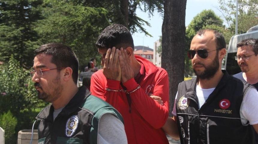 &Ouml;ğrenci Servis Şof&ouml;r&uuml; 17 Kilo Esrar İle Yakalandı