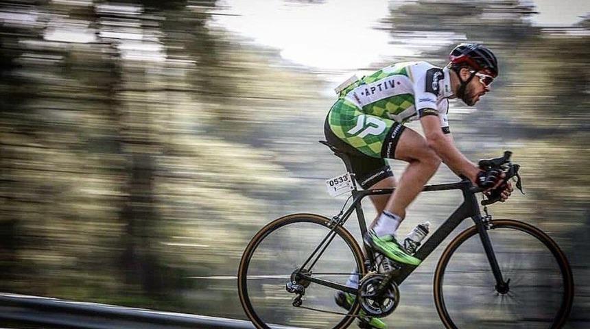 Emniyet Şeridinde Lastiğini Tamir Eden Bisiklet&ccedil;iye Ara&ccedil; &Ccedil;arptı