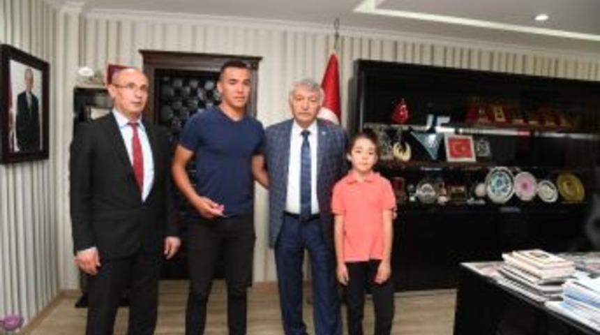 Başkan G&uuml;naydın, Başarılı G&uuml;reş&ccedil;ileri Altınla &Ouml;d&uuml;llendirdi