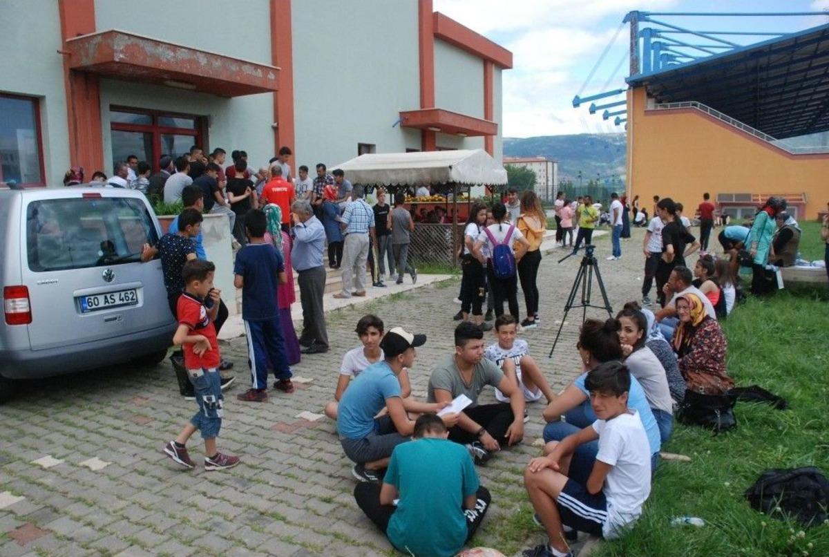 Spor Lisesi Sınavına Girenler Salonda Ter D&ouml;kerken Aileleri Dışarıda Dua Etti