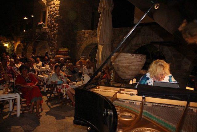 Dünyaca Ünlü Piyanist Gülsin Onay Bodrum’da Konser Verdi