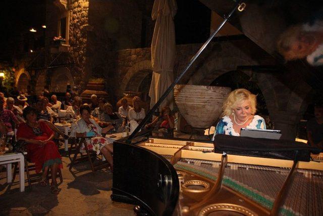 Dünyaca Ünlü Piyanist Gülsin Onay Bodrum’da Konser Verdi