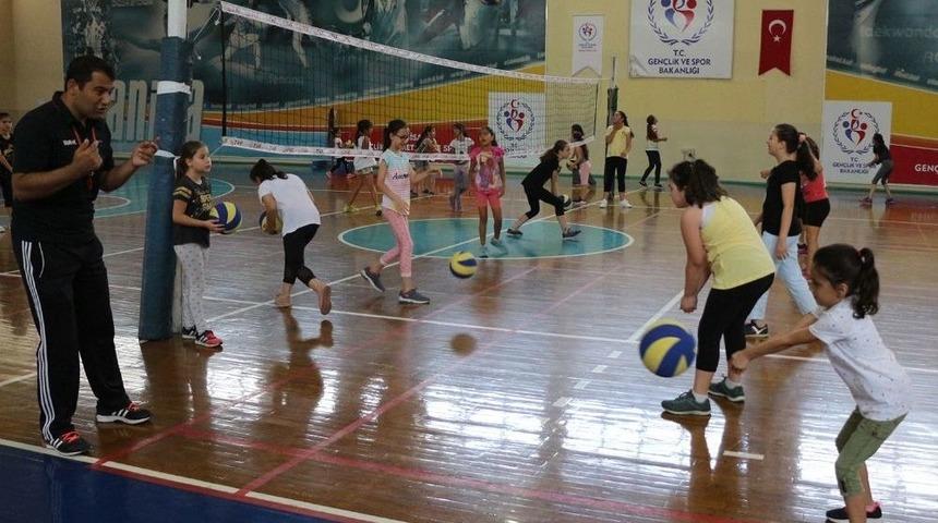 &Uuml;cretsiz Voleybol Kursuna Yoğun İlgi