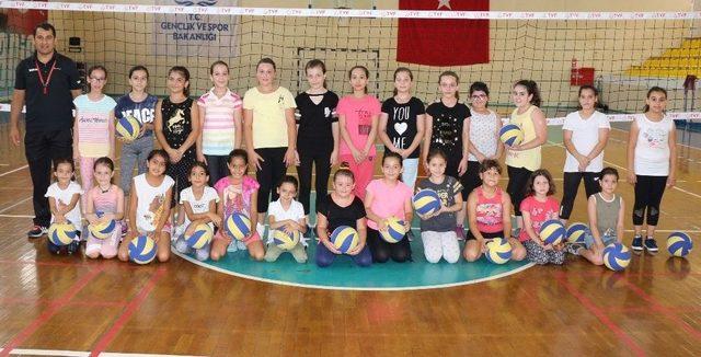 Ücretsiz Voleybol Kursuna Yoğun İlgi