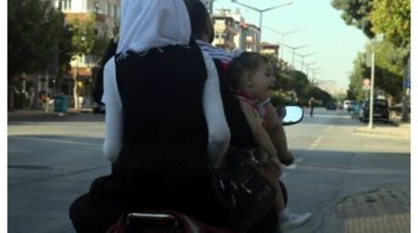 Suriyeli Ailenin Motosiklet &Uuml;zerinde Tehlikeli Yolculuğu