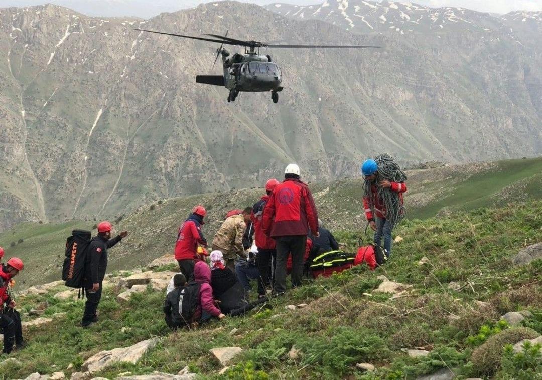 Pancar Toplarken Kayalıklardan D&uuml;şt&uuml;
