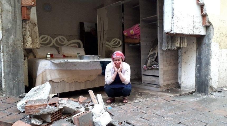 Başkent&rsquo;i Vuran Sağanak Yağış Yatak Odasının Duvarını Yıktı