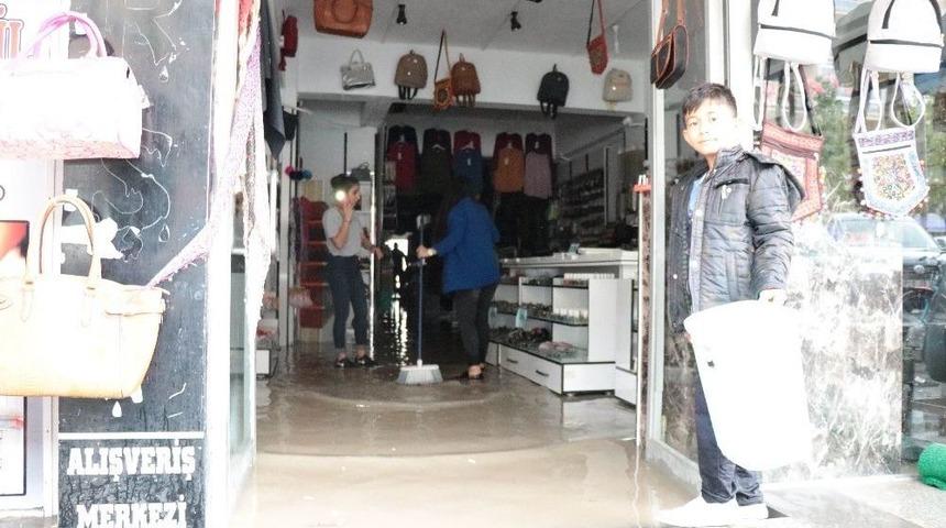 Kırşehir&rsquo;de Şiddetli Yağış Hayatı Olumsuz Etkiledi