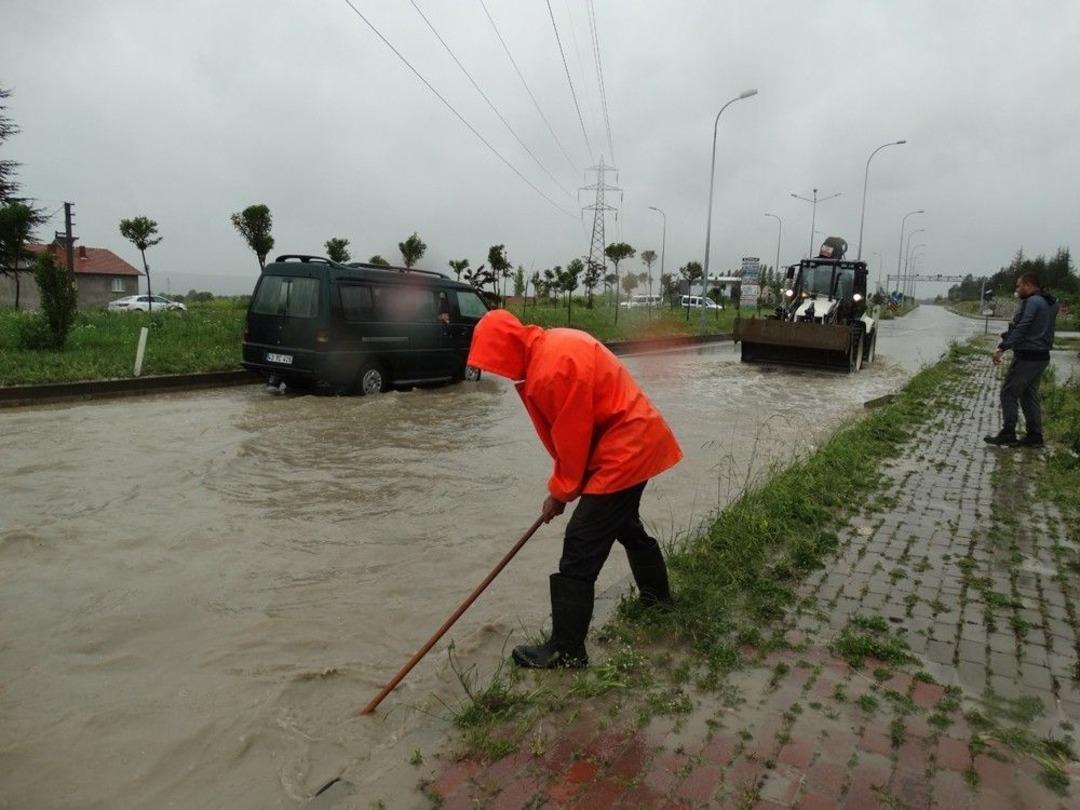 Domani&ccedil;&rsquo;te Şiddetli Sağanak Yağış Yolu Kapattı