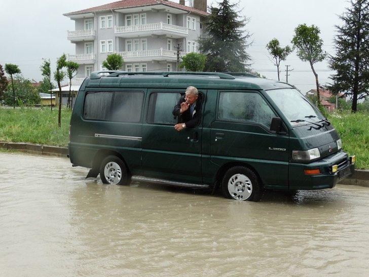 Domaniç’te Şiddetli Sağanak Yağış Yolu Kapattı G1
