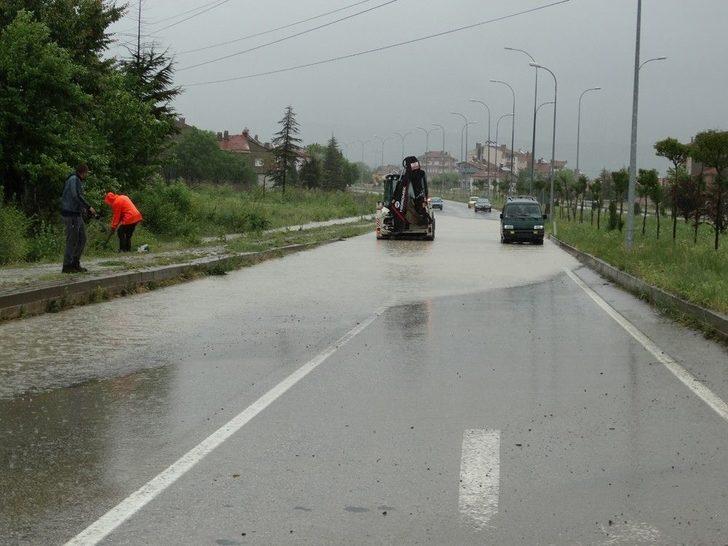 Domaniç’te Şiddetli Sağanak Yağış Yolu Kapattı G2