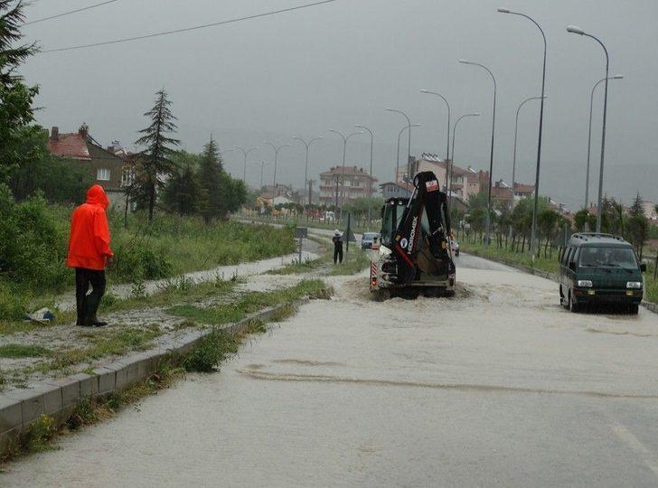 Domaniç’te Şiddetli Sağanak Yağış Yolu Kapattı G4
