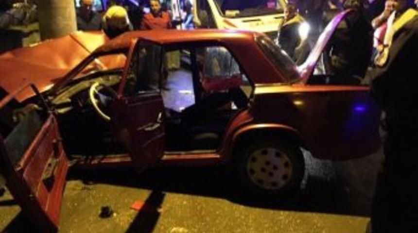 Otomobil Elektrik Direğine &Ccedil;arptı: 1 &Ouml;l&uuml;, 3 Yaralı