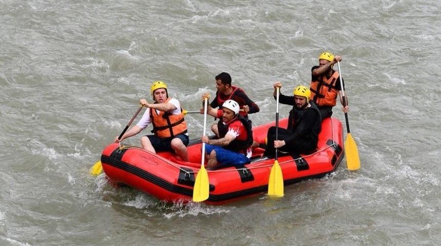 Tunceli&rsquo;de Tabuları Yıkan Vali Bu Kez Rafting Yaptı