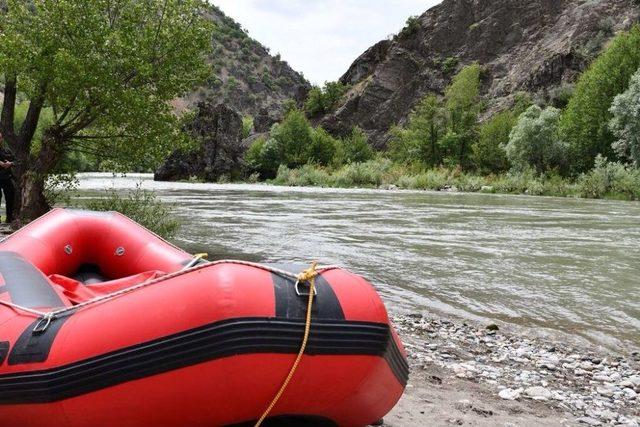 Tunceli’de Tabuları Yıkan Vali Bu Kez Rafting Yaptı