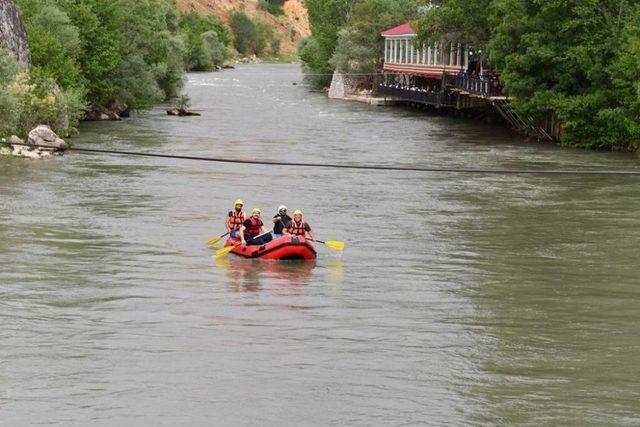 Tunceli’de Tabuları Yıkan Vali Bu Kez Rafting Yaptı